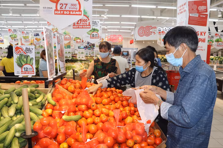 Người dân chọn mua thực phẩm tại siêu thị GO! Hạ Long.
