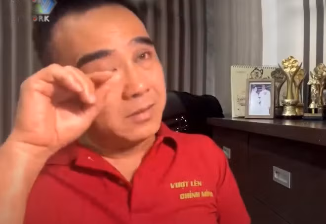 Quyền Linh không kiềm được nước mắt, anh nghẹn ngào khi chia sẻ về hiện tại của TPHCM: "Bây giờ thương lắm, đau lắm, khó khăn lắm. Chúng ta thương TPHCM như là chính mình vậy. Biết bao nhiêu con người có thể rơi nước mắt vì TPHCM hiện nay. Bởi vì chúng ta mang ơn mảnh đất này, mang ơn quê hương thứ hai này".