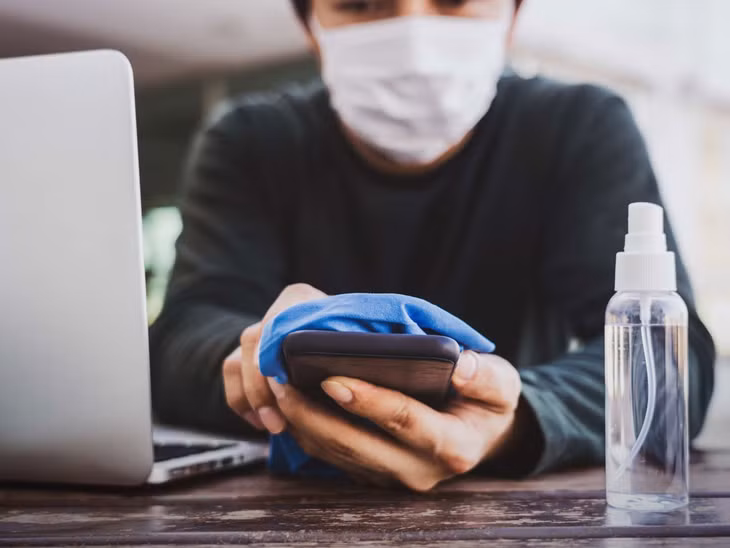 Cần vệ sinh bề mặt các vật dụng thường xuyên chạm vào. SHUTTERSTOCK