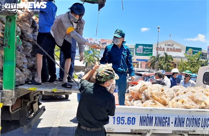 Rau củ được chuyển về các tổ dân phố để cung cấp cho người dân.