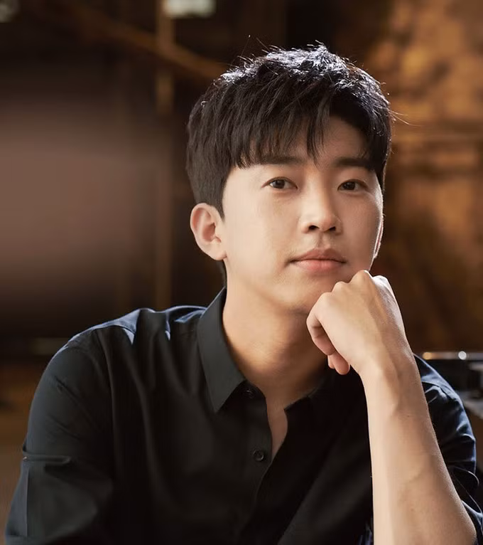 Lim Young Woong, giọng ca được đông đảo khán giả yêu thích tại Hàn, xếp thứ 11 với thu nhập 5,4 tỷ won (4,7 triệu USD).