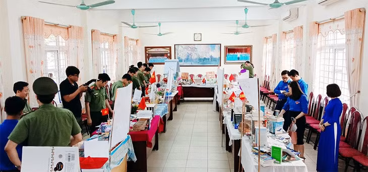 Đoàn Thanh niên Thư viện tỉnh, Phòng Tham mưu Công an tỉnh, Công an TX Đông Triều, Trường THPT Lê Chân phối hợp tổ chức chương trình “Ngày Sách thanh niên”, tháng 4/2021. Ảnh: Khánh Đan
