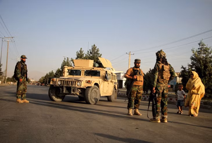 Lực lượng Taliban tuần tra trên một tuyến phố ở thủ đô Kabul, Afghanistan ngày 28/8/2021. Ảnh: THX/TTXVN