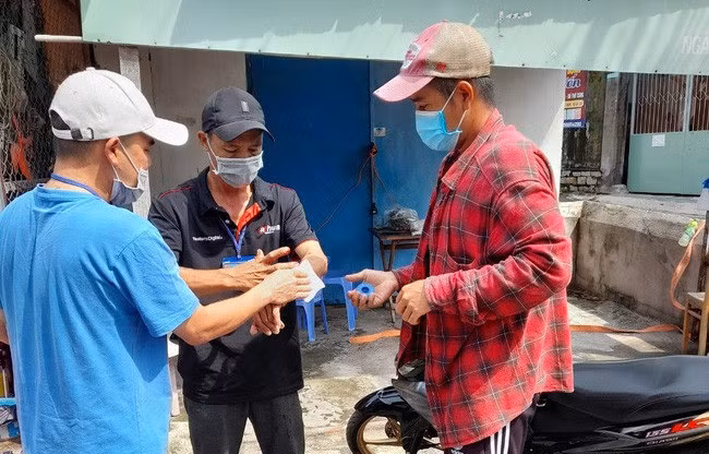 Anh Phạm Thanh Hải đang được người dân hỗ trợ băng bó vết thương