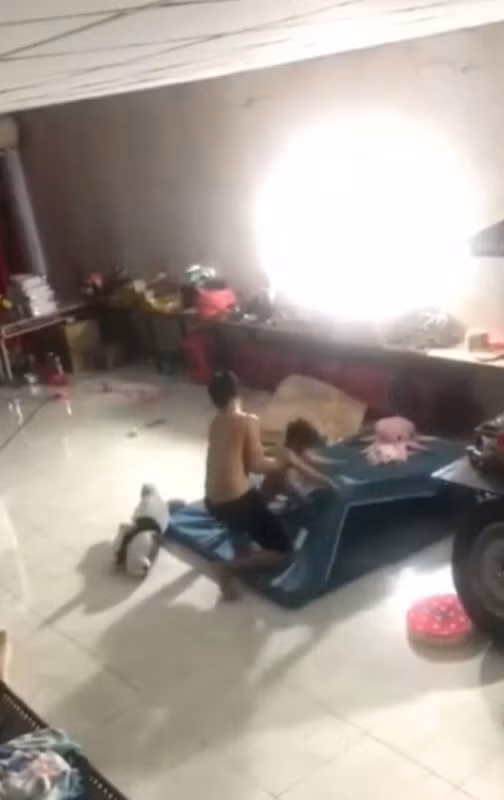 Hình ảnh Nam đánh đập bé trai cắt từ clip trên mạng.