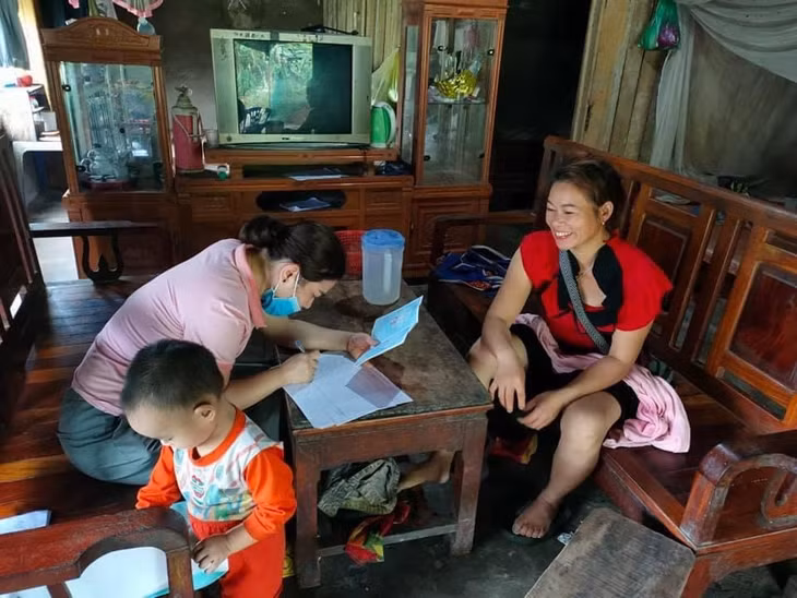 Cô giáo Phạm Thị Thu, Trường PTDTBT TH-THCS Nam Sơn (xã Nam Sơn, huyện Ba Chẽ (bên trái) nắm tình hình học tập, sinh hoạt của con em người dân địa phương.