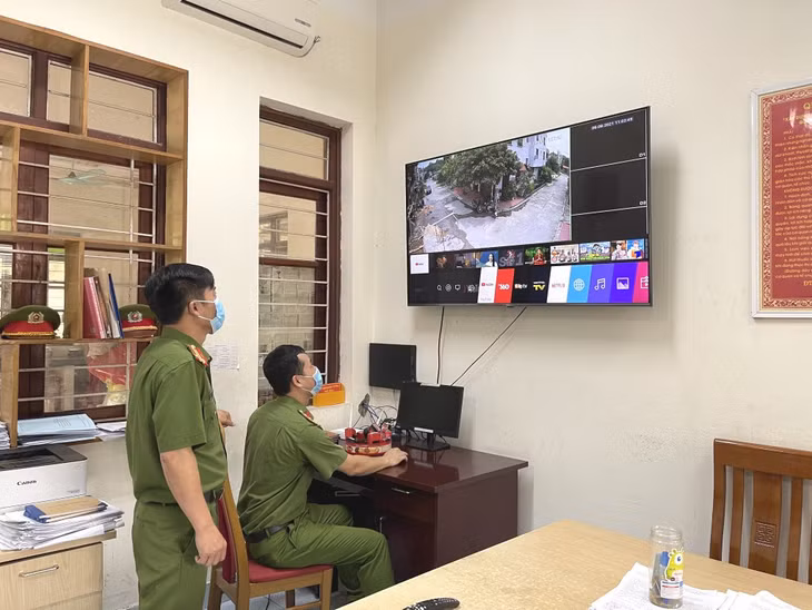 Theo dõi tình hình ANTT qua hệ thống máy chủ Camera giám sát an ninh tại phường Thanh Sơn (TP Uông Bí).