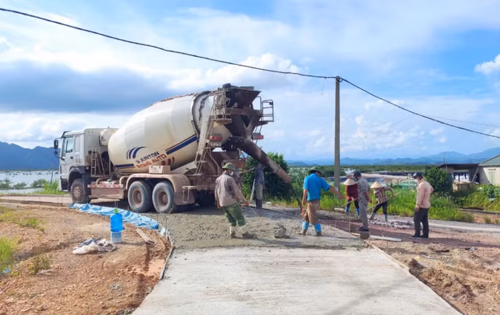 Các đơn vị đang gấp rút đẩy nhanh tiến độ đổ bê tông hoàn trả đoạn 1.500m đường bê tông mặt đê cũ.