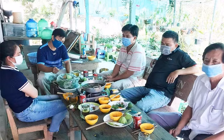 Hiệu trưởng Hứa Thanh Long cùng các giáo viên ăn nhậu tại căng tin trường bị lực lượng phòng, chống dịch bắt quả tang vào chiều 23/8. Ảnh: báo An Giang. Cách chức Hiệu trưởng ăn nhậu cùng giáo viên dù đang giãn cách