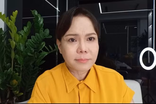 Việt Hương cho rằng khi công khai việc từ thiện, đồng nghĩa với việc chị chấp nhận những ý kiến trái chiều từ dư luận. Tuy nhiên, có một số khán giả đã dùng lời lẽ không hay khiến chị và chồng cảm thấy buồn và nản.