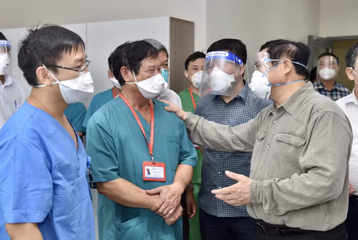 Thủ tướng Phạm Minh Chính và đoàn công tác đến kiểm tra công tác điều trị người mắc COVID-19, động viên các y bác sĩ đang ngày đêm chữa trị cho người bệnh tại Bệnh viện quốc tế Becamex Bình Dương. Ảnh: VGP/Nhật Bắc Thủ tướng Phạm Minh Chính và đoàn công tác đến kiểm tra công tác điều trị người mắc COVID-19, động viên các y bác sĩ đang ngày đêm chữa trị cho người bệnh tại Bệnh viện quốc tế Becamex Bình Dương. Ảnh: VGP/Nhật Bắc