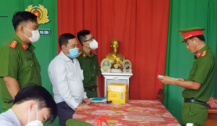 Cơ quan điều tra tống đạt quyết định khởi tố bị can, bắt tạm giam Nguyễn Phước Linh.