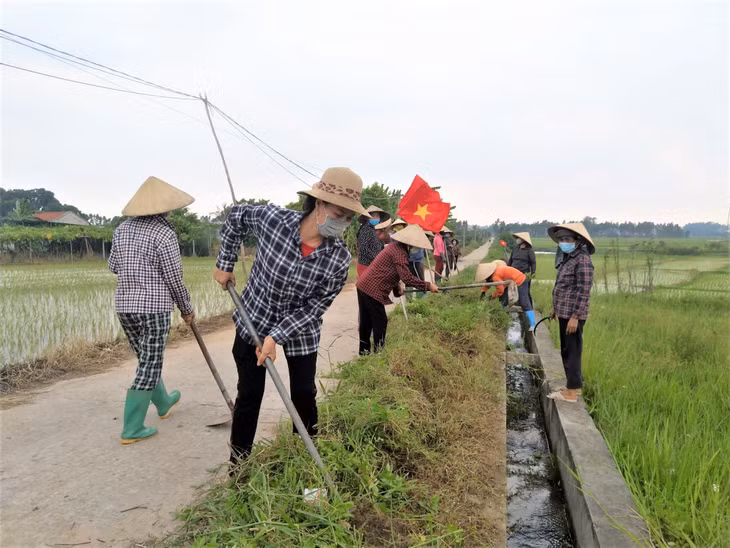Người dân xã Sông Khoai, TX Quảng Yên ra quân dọn dẹp vệ sinh môi trường nông thôn mới.