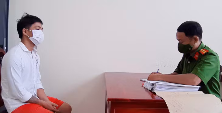 Đối tượng Kháng (trái), tại cơ quan Công an.