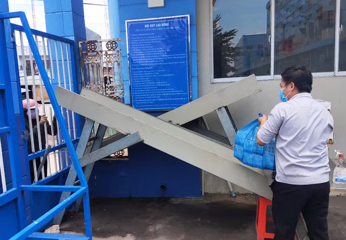 Giao đồ qua máng trượt tại Xí nghiệp lốp Radial (Bình Dương) thuộc Công ty cổ phần công nghiệp cao su miền Nam. Ảnh: An Phương.