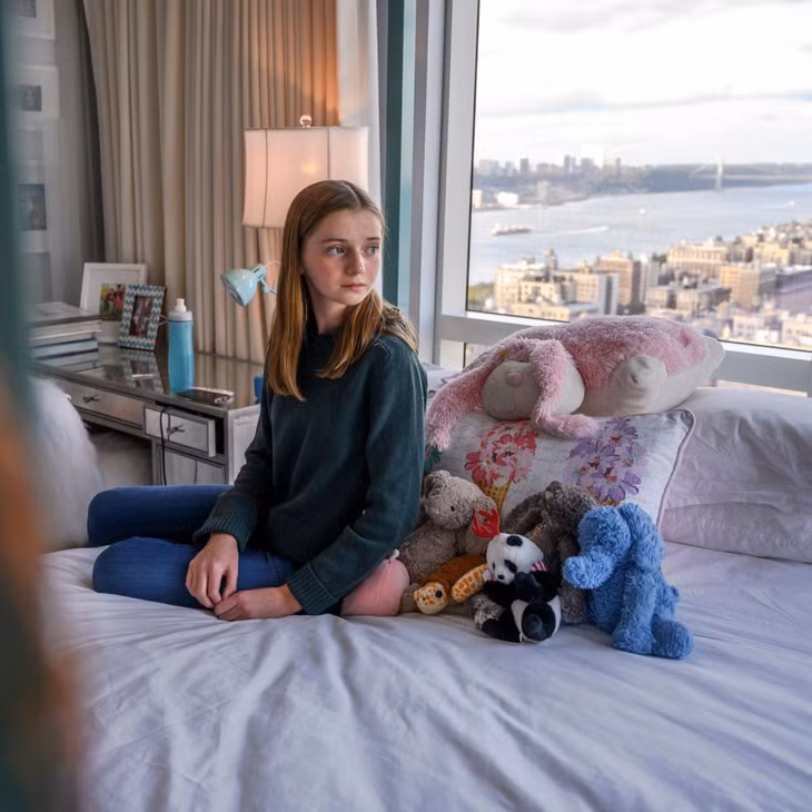Một bé gái 12 tuổi chịu di chứng COVID-19 kéo dài. Ảnh: New York Times