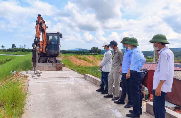 Đại diện chính quyền địa phương và người dân có mặt tại công trường, giám sát việc thi công sửa chữa.
