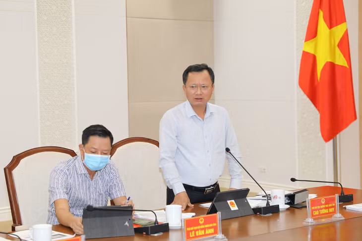 Đồng chí Cao Tường Huy, Phó Chủ tịch Thường trực UBND tỉnh phát biểu tại cuộc họp.