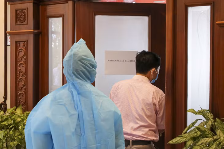 Các trường hợp ho, sốt được đưa vào phòng cách ly tạm thời.