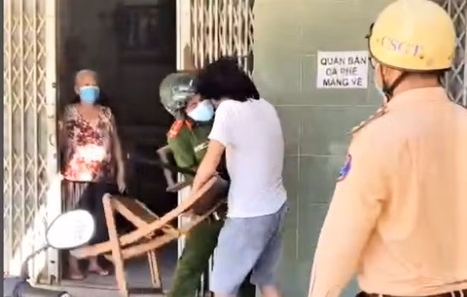 người đàn ông ném ghế vào cán bộ phòng dịch Covid-19 ảnh 1 nguoi dan ong nem ghe vao can bo phong dich Covid-19 anh 1