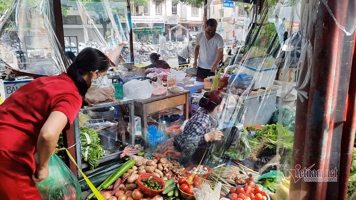 Những tấm chắn ngăn cách ở các quầy hàng chợ truyền thống. Ảnh: Nhị Tiến Đi chợ, siêu thị mùa dịch như thế nào cho an toàn?