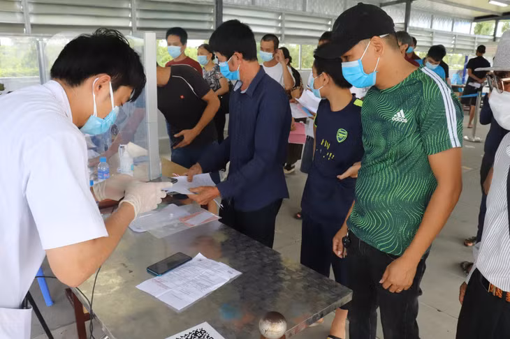 Lực lượng y tế tại chốt kiểm tra, rà soát kỹ các thủ tục trước khi cho học sinh qua chốt về khu cách ly.