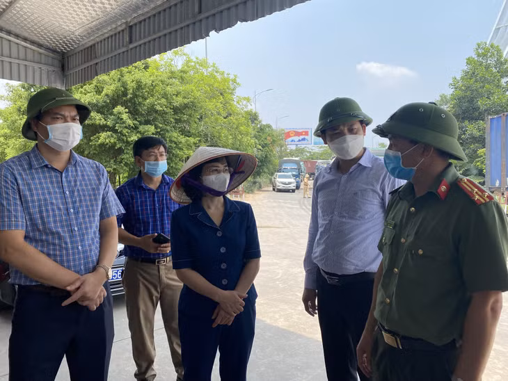 Đông Triều có nhiều cửa ngõ tiếp giáp với các địa đương của tỉnh Hải Dương và tỉnh Bắc Giang. Do đó, đồng chí Phó Chủ tịch Thường trực HĐND tỉnh yêu cầu Thị xã tăng cường kiểm tra hoạt động tại các chốt kiểm soát phòng, chống Covid-19.
