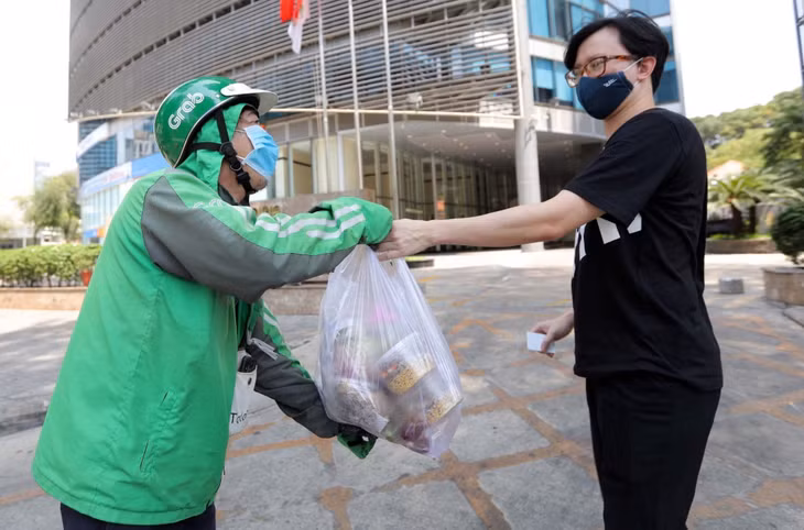 Sau khi nhận hàng hoá, thực phẩm đặt từ nơi khác về, mọi người cũng cần chú ý vệ sinh, khử khuẩn an toàn trước khi mang vào nhà