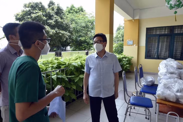 Phó Thủ tướng Vũ Đức Đam trao đổi về chế dộ dinh dưỡng dành cho các F0 tại khu cách ly ở trường tiểu học Tây Bắc Lân, xã Bà Điểm, huyện Hóc Môn. Phó Thủ tướng Vũ Đức Đam trao đổi về chế dộ dinh dưỡng dành cho các F0 tại khu cách ly ở trường tiểu học Tây Bắc Lân, xã Bà Điểm, huyện Hóc Môn.