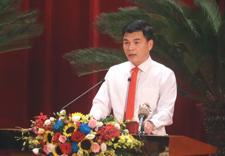 Ông Nguyễn Mạnh Hà, Giám đốc Sở Văn hóa - Thể thao, trình bày dự thảo Nghị quyết quy định chế độ dinh dưỡng đặc thù đối với huấn luyện viên, vận động viên thể thao tỉnh Quảng Ninh trong thời gian tập trung tập luyện, huấn luyện và thi đấu.