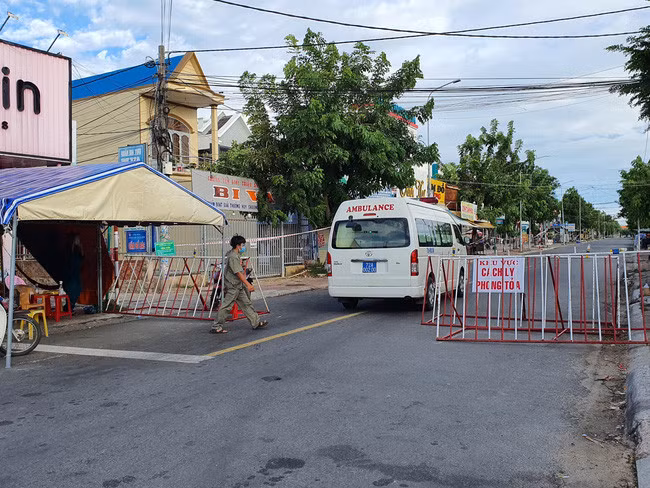 Khu vực phong tỏa tại thị trấn Long Hải, huyện Long Điền, tỉnh Bà Rịa - Vũng Tàu. Ảnh: TTXVN.