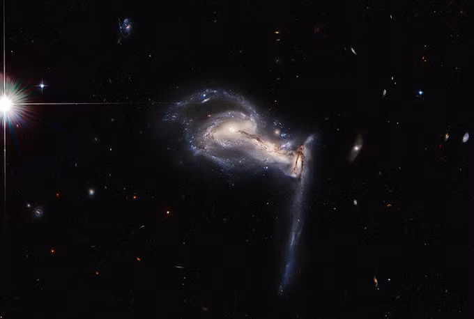 Hubble chụp toàn cảnh hệ thống thiên hà va chạm Arp 195. Ảnh: ESA/NASA.