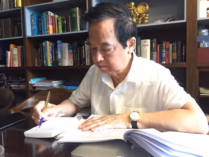 GS.TS Nguyễn Lân Dũng. GS.TS Nguyễn Lân Dũng.