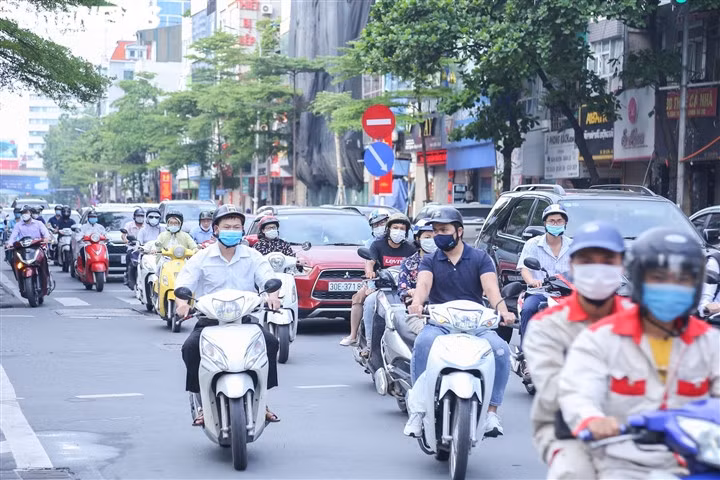 Đường phố Hà Nội đông đúc khi dịch bệnh vẫn diễn biến khó lường.