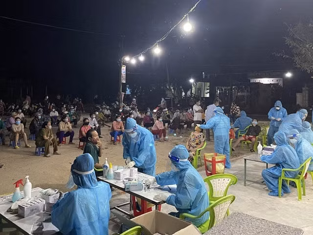 Ngành y tế lấy mẫu test Covid-19 cho người dân huyện Phù Cát (ảnh HT).