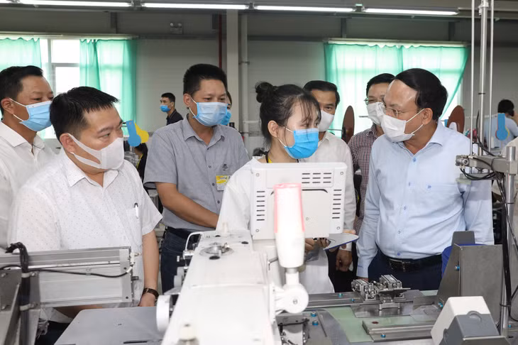 Đồng chí Bí thư Tỉnh uỷ trò chuyện cùng công nhân Dự án may mặc của Công ty Weitai.
