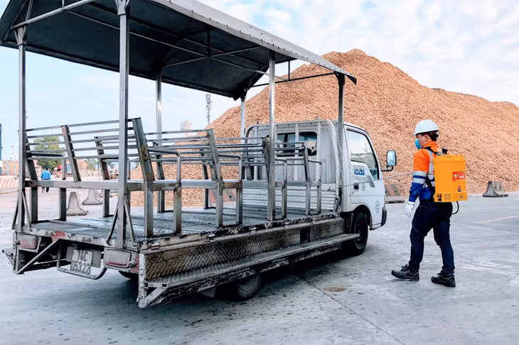 Thực hiện phun khử khuẩn phương tiện ra vào Cảng CICT.