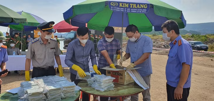 Các lực lượng chức năng của tỉnh tổ chức tiêu hủy 100 bánh heroin tang vật vụ án Phùng Trung Dũng và Chittakone Laungaphay, được Tổ công tác P12 của Công an tỉnh thu giữ.