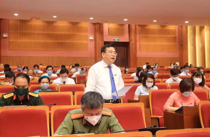 Đại biểu Hoàng Bá Nam, Bí thư Thành ủy Móng Cái, Tổ đại biểu TP Móng Cái, phát biểu.
