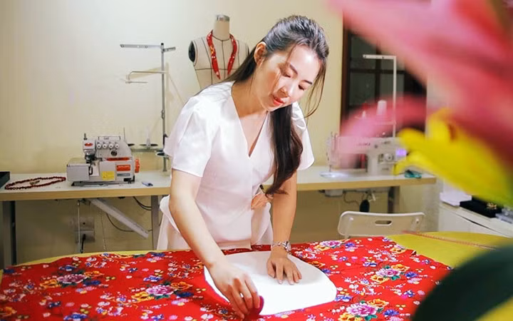 Chị Hoàng Huệ tại xưởng thiết kế phụ kiện thời trang amReborn của mình.