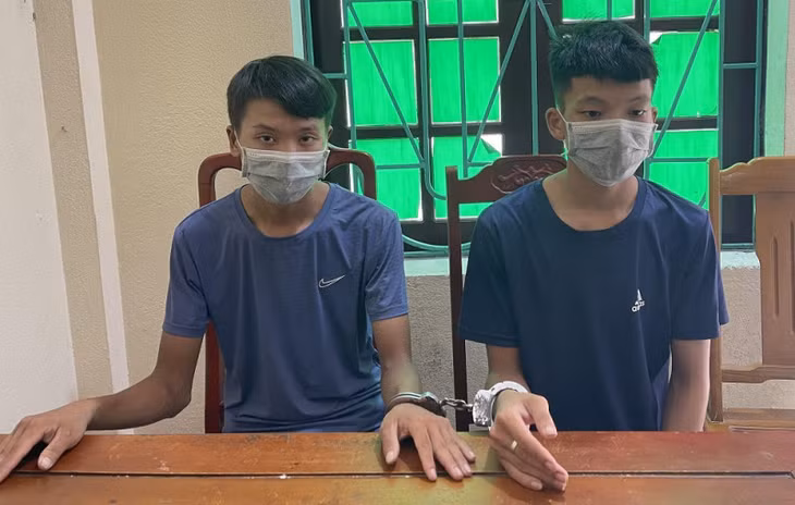 Hai đối tướng Lê Văn Chiến (trái) và Lê Văn Quyết tại cơ quan Công an.