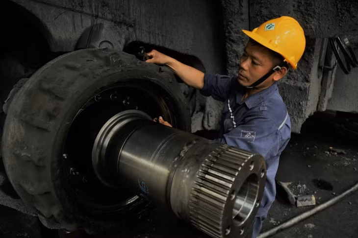 Đảng viên Bùi Xuân Quân cũng luôn phát huy sáng kiến cải tiến kỹ thuật, đề xuất các biện pháp, giải pháp hợp lý hoá tháo gỡ nhiều khó khăn trong sản xuất. Trong 5 năm gần đây, đồng chí đã có 5 sáng kiến cải tiến kỹ thuật góp phần giải phóng nhanh thiết bị xe, máy, nâng cao năng suất lao động, tiết kiệm chi phí cho đơn vị như: “Bộ dụng cụ để tháo lắp xi lanh ben xe (xe Scania và xe HoWo) năm 2017)”; “Cải tiến cối dẫn động moay ơ máy gạt san đường số 03 (năm 2020)”; “Chế tạo mới my dẫn hướng của Piston búa khoan lắp trên máy khoan HCR-1200 (năm 2021)”, đặc biệt là sáng kiến “Chế tạo bộ gá phục hồi chữ H máy xúc PC 1250 số 03” mang lại giá trị lớn hơn 200 triệu đồng...