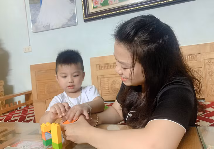 Chị Phạm Thanh Hải (phường Cẩm Thủy, TP Cẩm Phả) dành nhiều thời gian vui chơi cùng con trong những ngày phòng dịch tại nhà.
