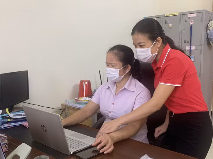 Cô giáo Đinh Thị Gái (bên phải) trao đổi công việc với Hiệu trưởng nhà trường.