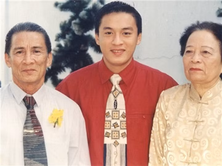 Ca sĩ Lam Trường bên bố mẹ.