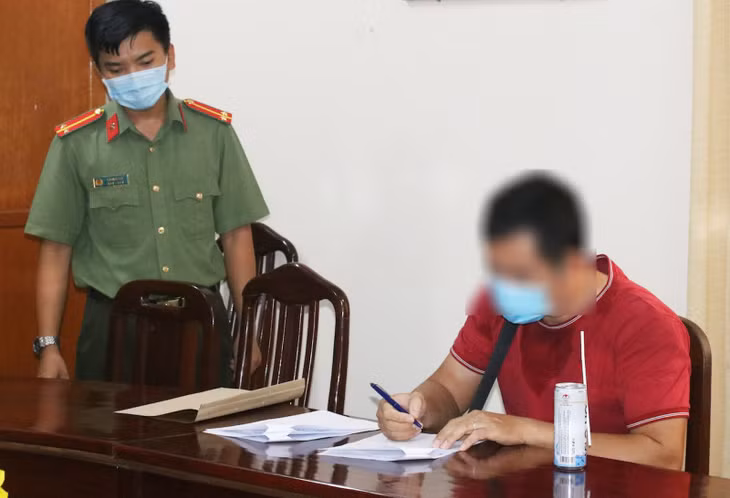 Đ.V.C. nhận quyết định xử phạt hành chính.