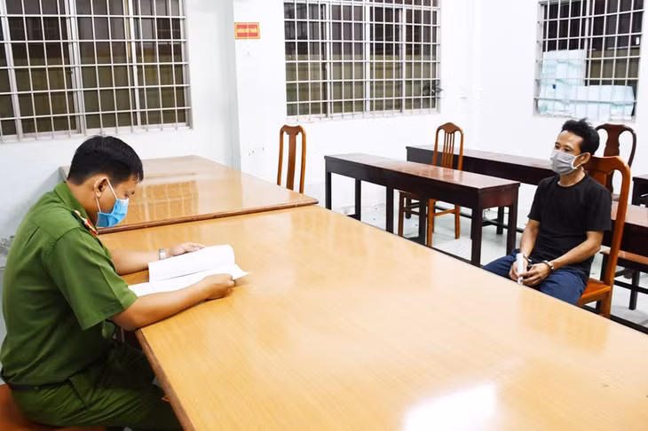 Không xin được quà từ thiện, kẻ có nhiều tiền án đánh công an - ảnh 1