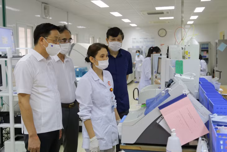 Đoàn giám sát của Ủy ban MTTQ tỉnh kiểm tra, giám sát hoạt động hệ thống xét nghiệm được phân bổ cho Bệnh viện Việt Nam - Thụy Điển Uông Bí, tháng 9/2021.