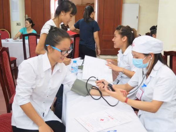 Tổ chức khám sức khỏe cho người học khi mới nhập học và định kỳ ít nhất một năm một lần trong mỗi năm học