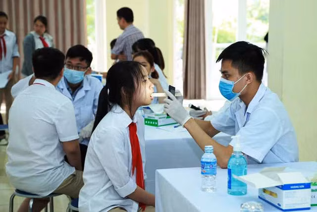 Các cơ sở giáo dục ngoài công lập chủ động bố trí nhân viên chuyên trách y tế trường học hoặc ký hợp đồng với cơ sở y tế, cơ sở khám bệnh, chữa bệnh để triển khai công tác y tế trường học theo quy định.
